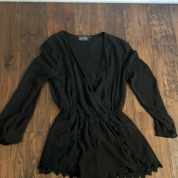 ASTR the label Black Lace Crochet Trim V-neck Long
Sleeve Romper Small - Picture 5 of 8